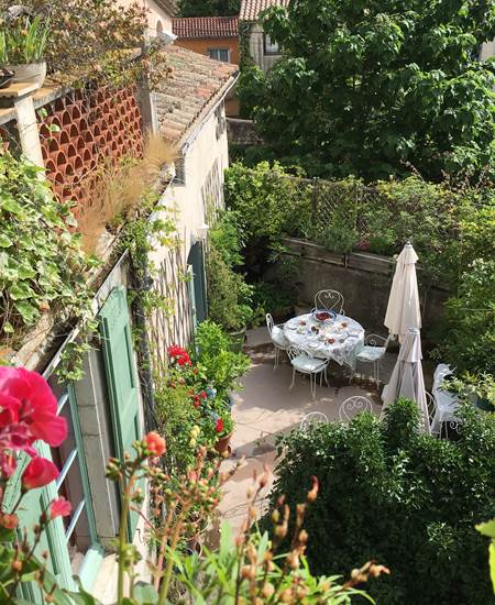 la terrasse fleurie pour petits-déjeuners et dîners
