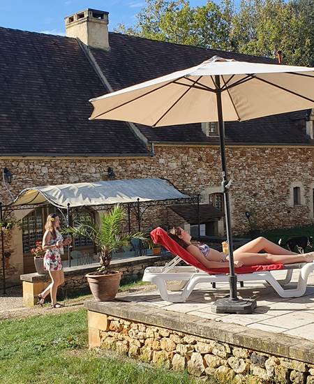 Jardin du gîte, avec piscine