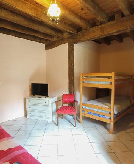Chambre familiale confortable . 2 pièces séparées . Dans la 1ère un  lit double (possibilité d'un lit d'appoint)  dans la 2ème 2 lits supperposés et 1 ou 2 lits simples nt)