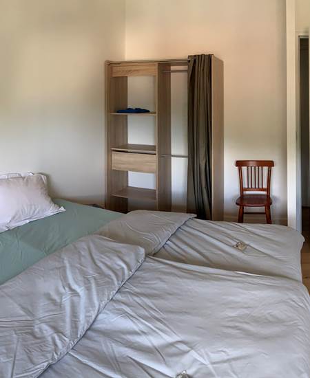 Chambre Isatis Lit double formé par 2 lit simples 90X200 ; matelas 100% en latex végétal, pour plus d'espace et de confort. Des couettes individuelles en coton bio très doux et léger.
