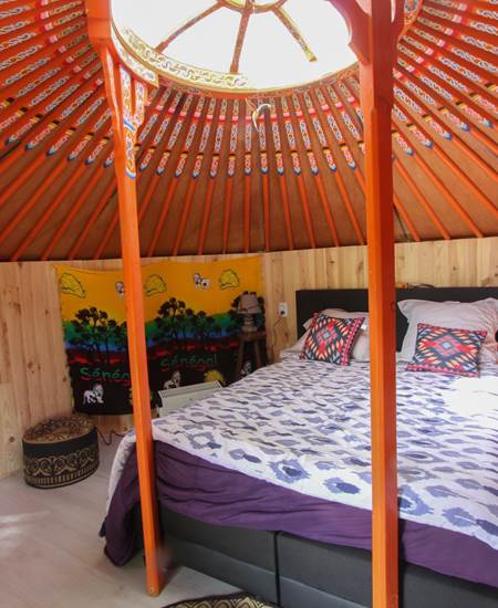 très jolie cabane au décor Afriacain en direct du Sénégal , vous aurez vue sur l'étang voisin