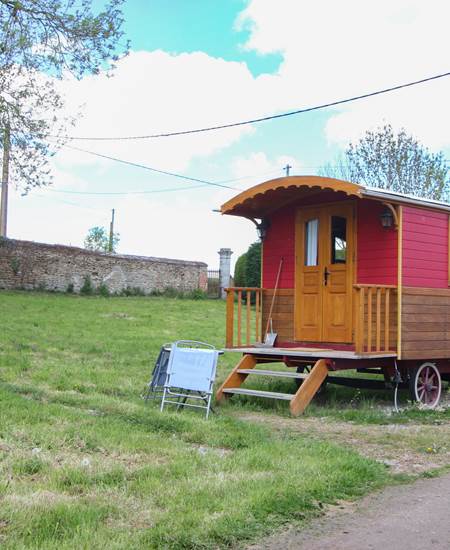 Au milieu du parc , la roulotte
