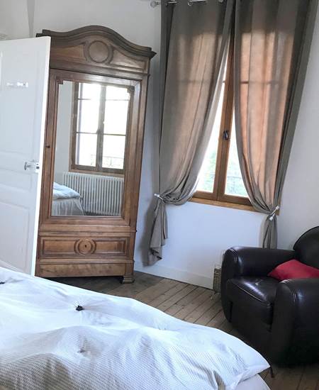 Chambre Candide - Armoire de rangement - Fauteuil club - Vue sur le parc
