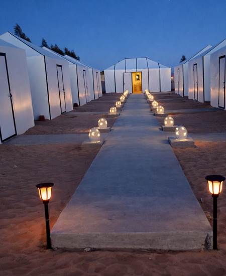 Chemin au milieu du camp