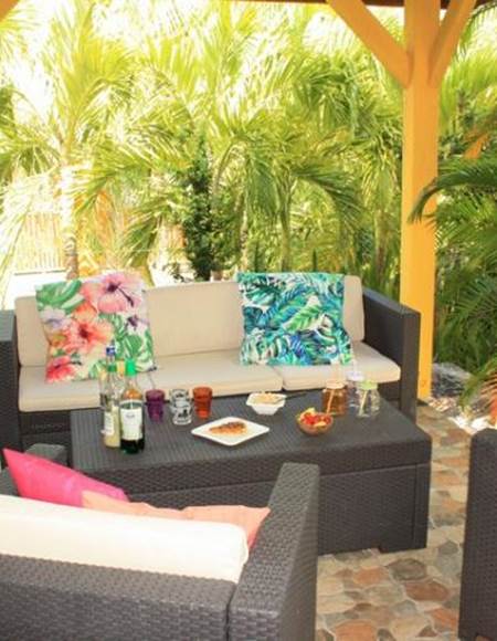 Carbet-convivial-grandes-tablees-barbecue-creole-partage-apero-amis-famille-sainte-anne-guadeloupe