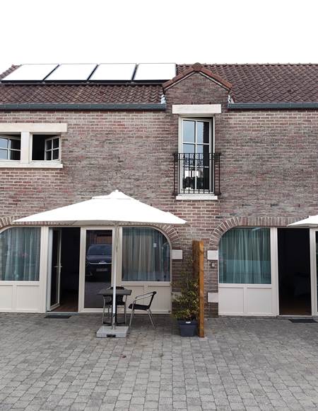 Suite familiale Syrah pour 4 personnes de 65 m² au premier étage, studios Chenin et Grenache pour 2 personnes de 32 m² au rez de chaussée.