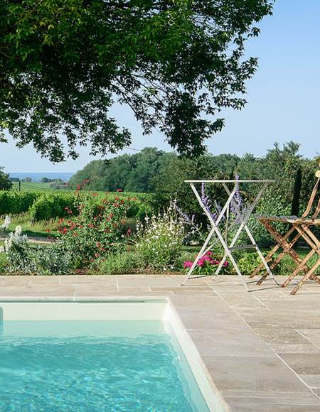 Dans la piscine vue jardin & vignes