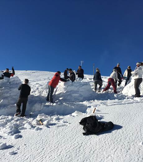 1 heure de construction les igloos prennent forme