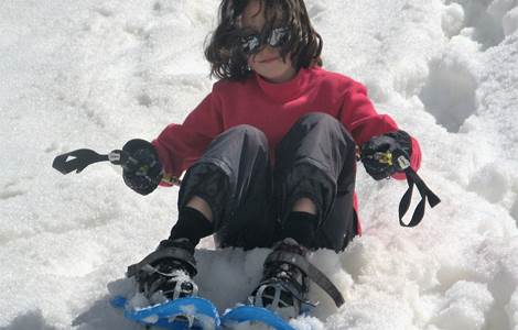 Glissade dans les tobogans de neige naturelle