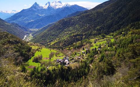 Les cabanes du domaine de l Esperluette Vue du Villard