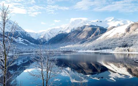 Le lac de Loudenvielle en hiver