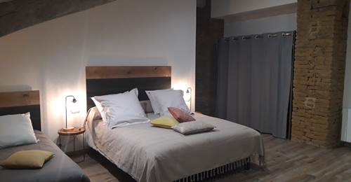 Le lit Queen Size et la fermeté du matelas vous feront passer des nuits reposantes.