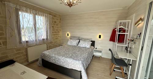 chambre-raphael-lit-queen-size_canapé-2-places_spacieuse_calme_lumineuse_mas-des-anges_soussans-margaux-medoc-bordeaux-pauillac-moulis-vignoble-accessibilite