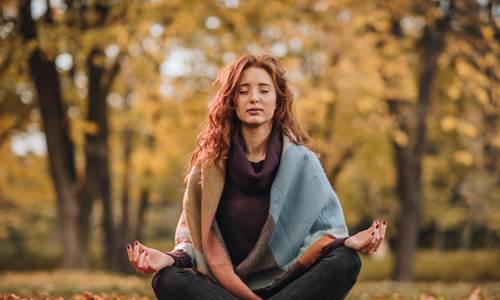jolie rousse zen nature.jpg