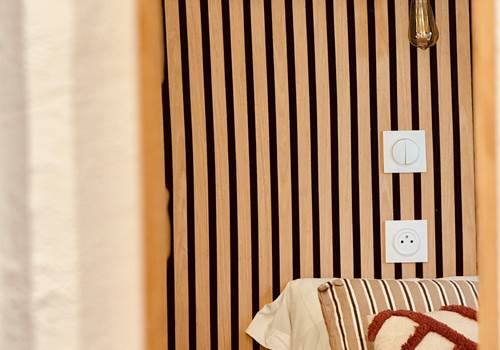 salle-eau-douche-chambre-pmr-hotel-le-nid-argeles-sur-mer.webp