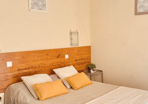 chambre-terrasse-lit-double-hotel-le-nid-argeles-sur-mer.webp