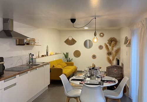 Coin cuisine et salon avec divan lit 2personnes
