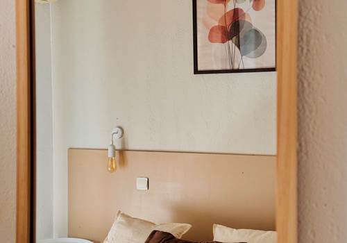 chambre-balcon-lit-double-hotel-le-nid-argeles-sur-mer.webp
