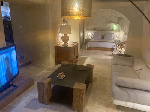 salon-gite-troglodyte-jacuzzi-privatif-couple-touraine