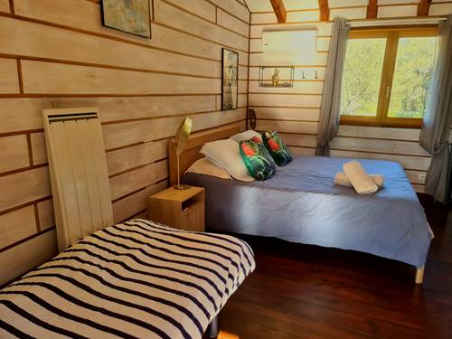 La chambre avec 2 lits