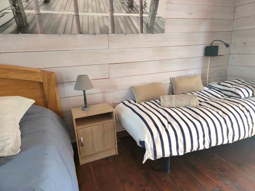 jolie chambre avec 2 lits