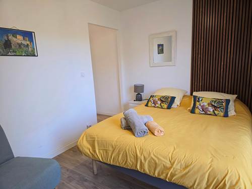 La chambre avec un grand lit en 160cm et un canapé lit d'appoint