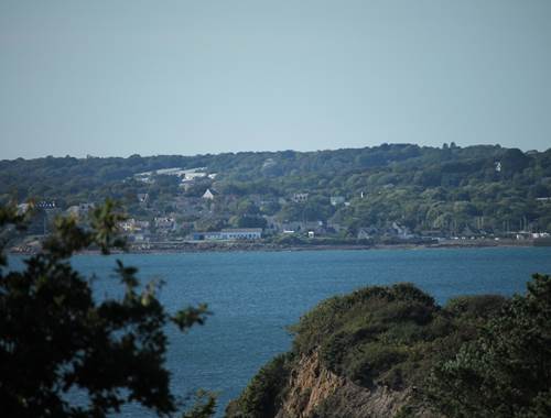 La côte est extrêmement découpées, vue d'ici, au delà du bras de mer, la presqu'ile de Plougastel-Daoulas