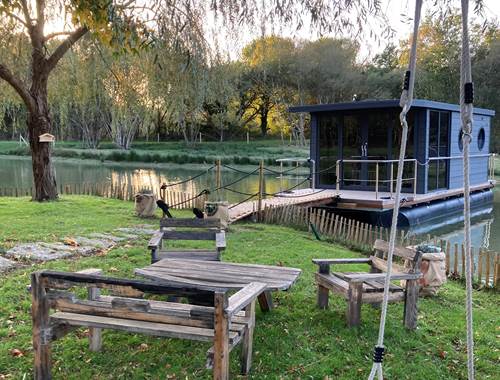House boat Ecolodge Carles Ashton.JPG