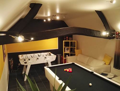 Salle de jeu: billard et baby foot