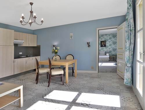 Gîte Junior Suite Gentilhommière 24 - 25 cuisine séjour et canapé-lit 2 couchages - balcon vue parc