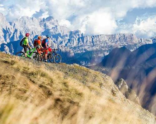 hommes-qui-font-du-vttae-vtt-electrique