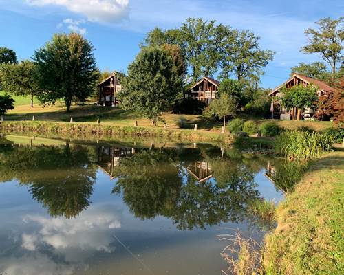 les chalets de Meilhac, vue du plan d'eau
