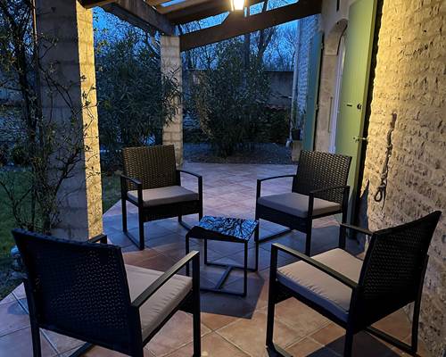 Terrasse salon de jardin nuit_La Cavalerie