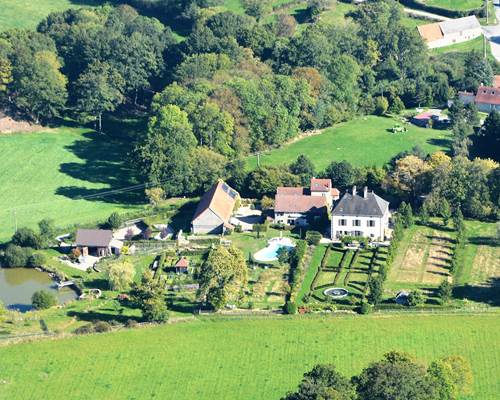 Deux cottages de charme 4 étoiles dans un domaine paysagé aavec piscine chauffée, tennis et étang de pêche privés