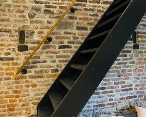 © La Ferme du Parc - Le Fournil - Escalier menant à la chambre et la salle de bain