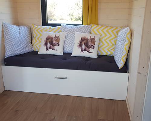 Cabane de l'Ecureuil, banquette du salon