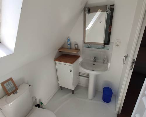 Une salle de douche à l'étage