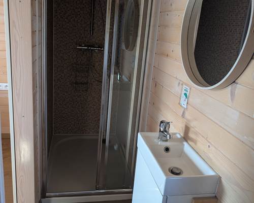 Cabane du Renard, douche et lavabo