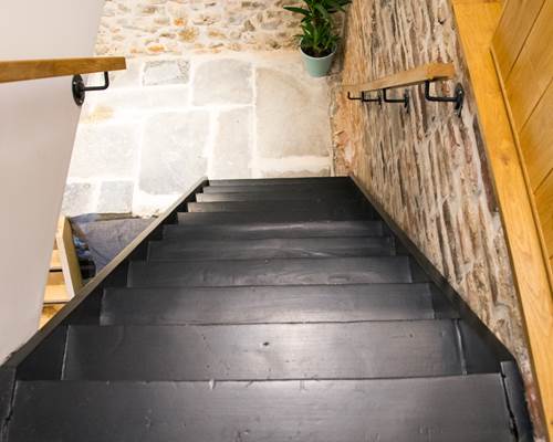 © La Ferme du Parc - Le Fournil - Escalier menant à la chambre et la salle de bain