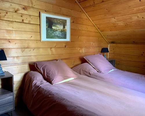 chambre à étage avec 2 lits simple