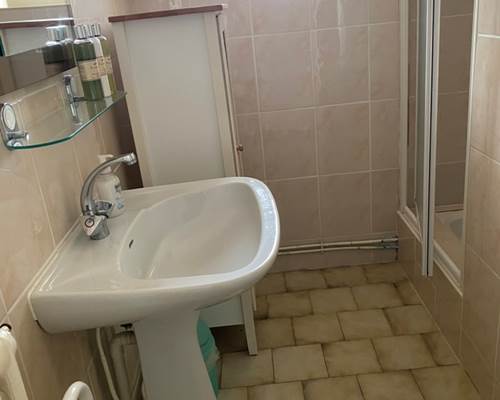 Salle d'eau avec WC separe