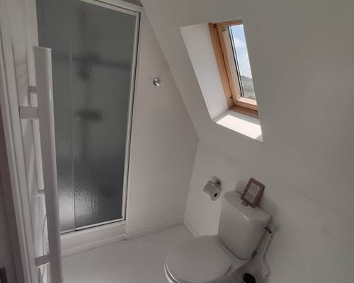 Une salle de douche à l'étage