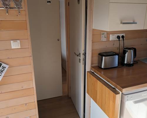 Cabane du Renard, cuisine et couloir vers chambre classique