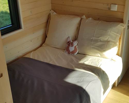 Cabane du Renard, banquette du salon en mode couchage