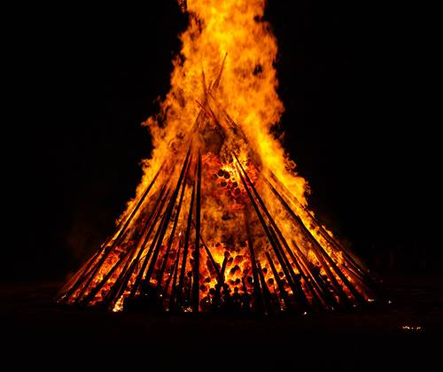 Fichier:feux-saint-jean-esclavolles-lurey-champagne.jpg ALT:Fête des Feux de la Saint-Jean à Esclavolles-Lurey en Champagne avec grand feu de bois et ambiance familiale