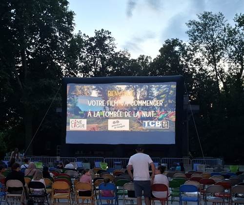 Fichier : cinema-plein-air-romilly-sur-seine-juillet.jpg ALT : Cinéma de plein air à Romilly-sur-Seine en juillet, sortie familiale accessible depuis La Gare de Lurey Conflans