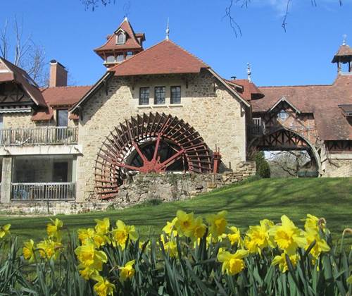 Moulin des Combes en avril avec les jonquilles