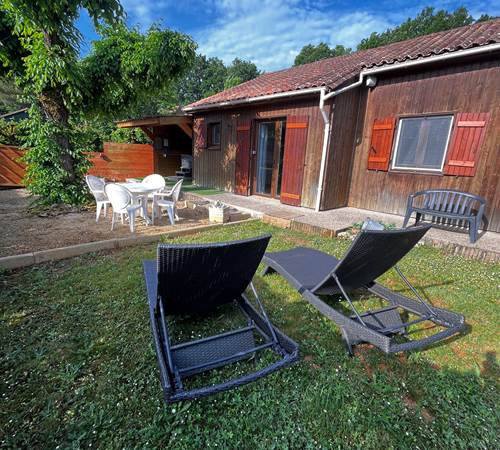 Jardin clos avec spa en dordogne