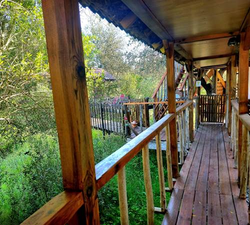 Un jolie passerelle en bois qui vous mènera vers vos chambres-galerie