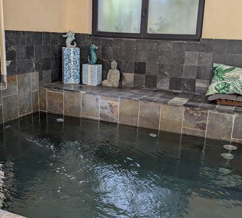 piscine spa en pierre de la grenade bleue avec sa " blue touch"